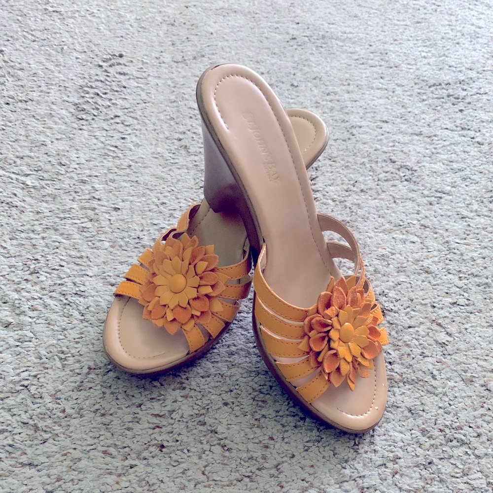 Floral wedge sandals